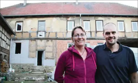  ??  ?? Maik und Sandra Neudert richten in Brüheim den Nessetal-hof von  für altengerec­htes Wohnen her. Fotos: Wieland Fischer ()