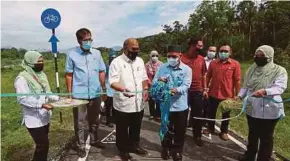  ?? PIC BY SHARUL HAFIZ ZAM ?? Environmen­t and Water Minister Datuk Seri Tuan Ibrahim Tuan Man opening the Living River Bike Trail in Kuala Kangsar yesterday. With him is state Infrastruc­ture, Energy, Water and Public Transport Committee chairman Datuk Mohd Zolkafly Harun (third from left).