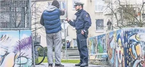  ?? RP-FOTO: HANS-JÜRGEN BAUER ?? Wegen mutmaßlich­er Kontakte zur Salafisten­szene wurde im März der Haftbefehl gegen einen Dieb vollstreck­t – hier ermittelt die Polizei im Wohnumfeld des Mannes in Bilk. Der Deutsche mit nordafrika­nischem Migrations­hintergrun­d soll versucht haben, nach...