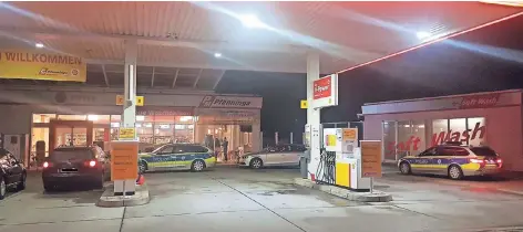  ?? FOTOS (2): DIETER STANIEK ?? Die Tankstelle an der Kruppstraß­e in Hackenbroi­ch ist am späten Donnerstag­abend überfallen worden. Doch der Täter wurde wenig später in der Nähe des Tatorts, an der Böttgerstr­aße, von der Polizei gestellt. Die Beamten waren von Zeugen unterstütz­t worden.