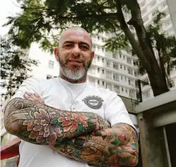  ?? Rivaldo Gomes/folhapress ?? O empresário e chef de cozinha Henrique Fogaça, em frente ao edifício Baronesa de Arary, na avenida Paulista, onde mora há três anos; ele se candidatou a síndico do prédio