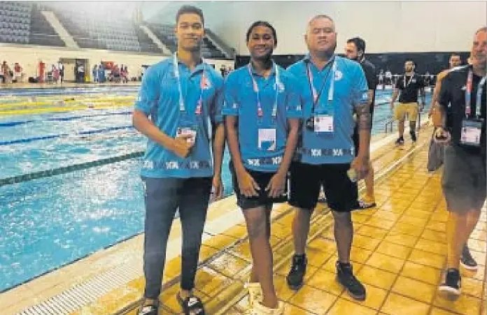  ?? Picture: SUPPLIED ?? Swimmers Hansel McCaig and Kelera Mudunasoko with head coach Willie Elaisa in Doha.