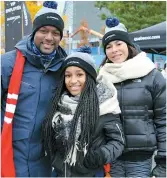  ??  ?? Andy Mailly-Pressoir, TVA Sports, est en compagnie de sa soeur, Tammy Mailly, et de Frédérique Albert, l’épouse de Joël Bouchard, de l’Armada.