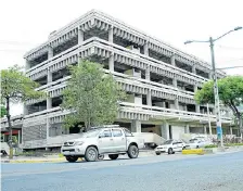  ??  ?? El edificio del MAG está afectado en su estructura desde el terremoto de abril del 2016.