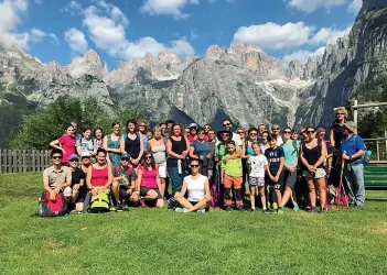  ??  ?? Solidariet­à
Il gruppo di «trekking rosa» e, in basso, Chiara De Pol, l’ideatrice del progetto che coinvolge le donne malate di tumore