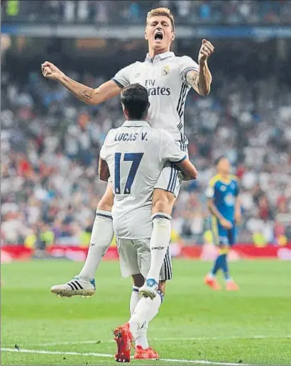  ?? DENIS DOYLE / GETTY ?? Kroos, en braços de Lucas Vázquez, va celebrar amb ràbia el gol de la victòria madridista