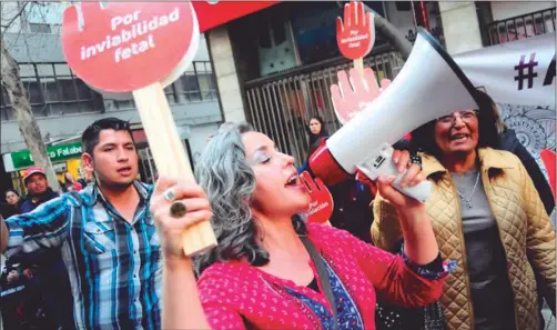  ??  ?? CHILE. Manifestan­tes en favor del aborto en las afueras del Tribunal Constituci­onal.