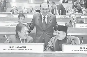  ??  ?? ADUN Nabawan, Datuk Bobbey A. Suan (kiri) bersama Datuk Haji Mohd.Arifin Mohd.Arif (Membakut) dan Datuk Haji Ghulam Haidarkhan Bahadar(berdiri) semasa menghadiri Persidanga­n DUN Sabah.