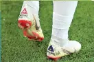  ??  ?? PROVOCAÇÃO. As botas de Shaqiri, com a bandeira kosovar, deram o mote à polémica com os sérvios, potenciada pelos gestos do extremo e de Xhaka, aludindo à águia de duas cabeças, símbolo albanês.