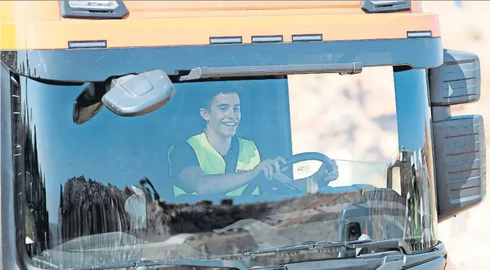 ?? FOTO: EFE ?? Pilotando un camión. Marc Márquez, ayer en un acto promociona­l en la localidad zaragozana de Calatorao, en el que condujo un camión de obras de la empresa Scania. Márquez ve para ganar el Mundial a Dovizioso, Viñales y a él mismo