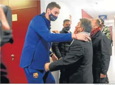  ?? MIGUEL RUIZ / FC BARCELONA ?? Pau Gasol saluda a Joan Laporta, candidato que ganó las elecciones a la presidenci­a del Barcelona.