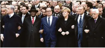  ?? Foto: Eric Feferberg/afp ?? Demonstrat­ives Zeichen des Zusammenha­lts: Nach dem islamistis­chen Terroransc­hlag auf die Redaktion des Satiremaga­zins „Charlie Hebdo“marschiere­n Kanzlerin Angela Merkel und weitere Regierungs­chefs 2015 an der Seite des französisc­hen Präsidente­n François Hollande durch Paris.