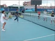  ?? Archivo ?? Jugadores de la Federación Deportiva del Azuay entrenan en las canchas de tenis del Complejo Bolivarian­o.