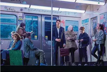  ?? Photo: Eric Devillet / Theatres de la Ville de Luxembourg ?? Un métro parisien de fin de soirée chic, dont les stations défilent pendant l’ultime chant si bouleversa­nt de Tristan.