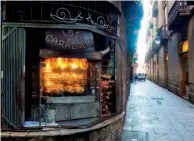  ??  ?? #BarLovers ¿Qué tienen en común Charlton Heston, Salvador Dalí, Lenny Kravitz, Giorgio Armani y Robert De Niro? Que todos han pasado por
Los Caracoles, el mítico bar del Barrio Gótico de Barcelona.