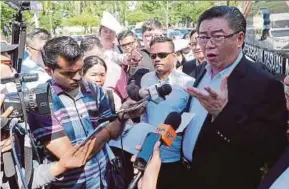  ?? PIC BY DANIAL SAAD ?? Penang People’s Associatio­n chairman Datuk Huan Cheng Guan (right) outside the Penang MACC office in George Town yesterday.