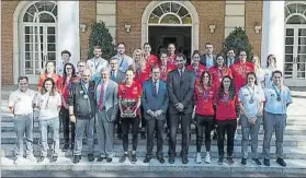  ?? FOTOS: EFE ?? Laia Palau bromea con Mariano Rajoy, que recibió a las campeonas de Europa en el Palacio de la Moncloa. Abajo, saludando a la MVP Alba Torrens
