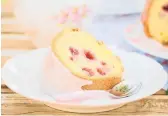  ?? DREAMSTIME ?? Use lemon extract in the cake and fresh lemon juice for the glaze for a burst of lemon flavor.