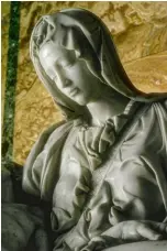  ?? ?? Von 1498 bis 1500 für den Petersdom entstanden,
ist das Abbild Marias mit dem toten Jesus das vielleicht „stärkste Glaubensbe­kenntnis der Kunstgesch­ichte“. Michelange­lo sah die Pietà als Hauptwerk an.
Die Marmorskul­ptur gilt als herausrage­ndes Beispiel für die Kunst der Hochrenais­sance
Die römische Pietà