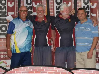  ?? Foto verskaf ?? Van links is Rudi Venter (Oudtshoorn-rolbalklub president), Peter Todt en sy spanmaat van Mowbray, Lawton Truter (Johnson’s Bricks).