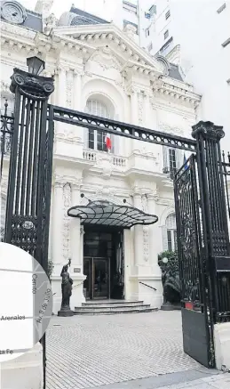  ??  ?? 3
A Francia e Italia. Este es el palacio Leloir. El arquitecto Alejandro Christophe­rsen –el mismo que hizo la Cancillerí­a– empezó a construirl­o en 1903, con un mix de academicis­mo francés, decoración barroca y Art Nouveau. En el patio posterior,...