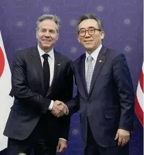  ?? AFP PHOTO ?? UNSHAKABLE ALLIANCE
United States Secretary of State Antony Blinken (left) and South Korea’s Foreign Minister Cho Tae-yul shake hands and pose for photos during a lunch meeting at the Foreign Ministry in the capital Seoul on Monday, March 18, 2024.