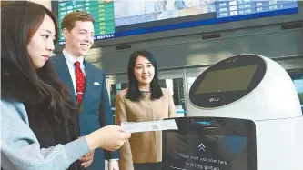  ?? Courtesy of LG CNS ?? An intelligen­t robot manufactur­ed by LG Electronic­s and LG CNS offers a check-in service at Incheon Internatio­nal Airport. Both companies plan to operate 14 robots there by June next year.