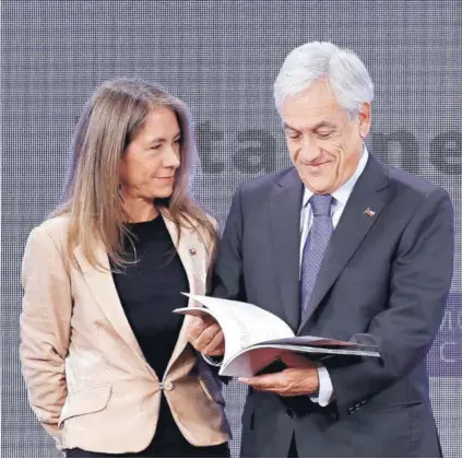  ??  ?? La ministra de Energía, Susana Jiménez, junto al Presidente Sebastián Piñera.