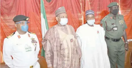  ??  ?? L-R: Obi Ofodile, representi­ng the chief of naval staff; Abubakar Bagudu, governor, Kebbi State; Bashir Magashi, minister of defence, and Tukur Buratai, chief of army staff, during the decoration of 39 newly promoted senior army officers in Abuja, at the weekend. NAN