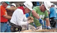  ??  ?? Jimmy Carter ist unermüdlic­h im Einsatz: Hier beim Hausbau für Habitat for Humanity – Katastroph­enhilfe