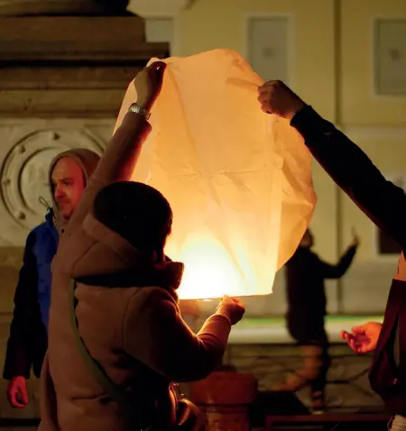  ??  ?? Lanterne per la libertà Ieri sera i cittadini di Vo’ Euganeo confinati nel paesino dei colli euganei hanno librato in cielo lanterne cinesi «per la libertà»