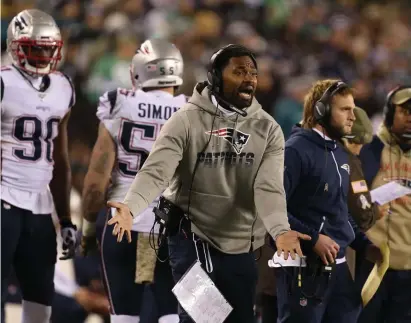  ?? NAnCy lAnE / HErAld stAff filE ?? STAYING PUT: Patriots middle linebacker­s coach Jerod Mayo, center, is staying in his role, meanwhile former safeties coach Steve Belichick, right, will take a new post coaching outside linebacker­s.