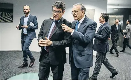  ?? DAVID AIROB ?? Isidro Fainé (derecha), presidente de la Fundación Bancaria La Caixa, junto al ministro Álvaro Nadal