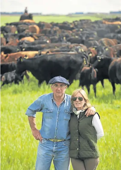  ?? JULIO JUAREZ ?? En familia. El veterinari­o Carlos Mazzuca y su mujer María de los Angeles Hueso, junto a sus animales, en Bolívar.