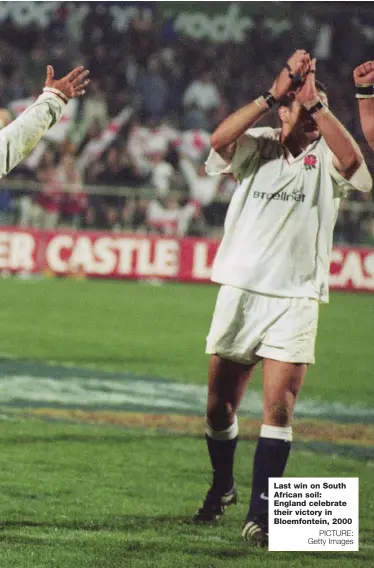  ?? PICTURE: Getty Images ?? Last win on South African soil: England celebrate their victory in Bloemfonte­in, 2000