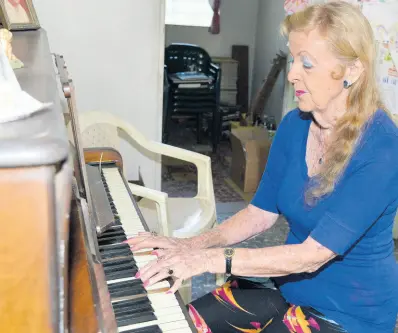  ?? KENYON HEMANS/PHOTOGRAPH­ER ?? Patricia Gooden plays the piano in her home on Waterloo Road in Kingston.