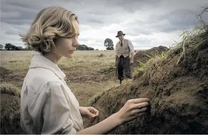  ?? [ Netflix ] ?? Carey Mulligan als Gutsherrin, Ralph Fiennes als selbst gelehrter Ausgräber: Beide ahnen, dass sich unter der Erde etwas Bedeutungs­volles verbirgt.