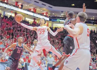  ?? ROBERTO E. ROSALES/JOURNAL ?? Anthony Mathis (32) scoops a layup in the second half. He finished with 23 points on 8-of-9 shooting from the field for New Mexico, which finished third in the Mountain West.