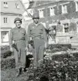  ?? Foto: Sammlung Hilber ?? Der amerikanis­che Soldat Wayne Bichel (links) mit einem Kameraden. Das Bild zeigt sie auf dem Gesundbrun­nenplatz vor dem Geschäft Hofmeister und dem Hirschwirt (rechts).