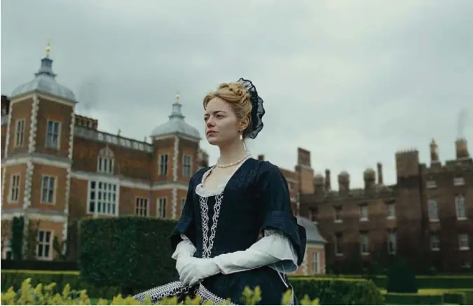  ?? 20TH CENTURY FOX ?? Den fattige kusinen Abigail (Emma Stone) slanger seg inn ved hoffet til dronning Anne.