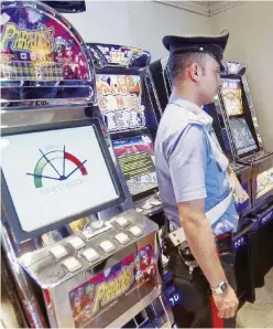  ?? Ansa ?? Pronto cash Slot machine in un bar