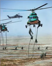  ?? *WANG WEIDONG / FOR CHINA DAILY ?? on Aug 13, 2021, during a joint exercise, army airmen conduct the stand-alone six-rope fast rappelling exercise.