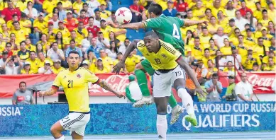  ?? FOTOS JOSEFINA VILLARREAL, LUIS RODRíGUEZ Y JESúS RICO ?? Cristian Coimbra toca el balón con la mano dentro del área, pero el árbitro Ricardo Marques no sanciona el penal.