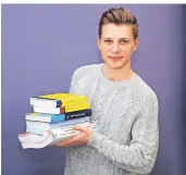  ?? FOTO: STUDIBUCH ?? Seit November 2019 moderiert
Daniel Jacob den „Studicast“. In seinem Podcast behandelt er mit Studierend­en Themen, die sie selbst betreffen und interessie­ren.