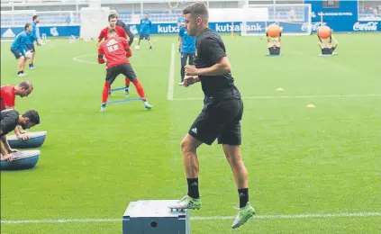  ?? FOTOS: UNCITI ?? Arriba, David Concha trabaja en el circuito físico de la sesión matinal. Abajo, ejercicios con balón y Carlos Martínez calzándose las botas