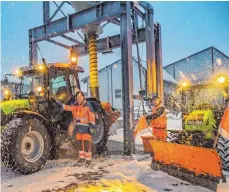  ??  ?? Schichtlei­ter Manfred Gnann (links) und Bauhofmita­rbeiter Norbert Dittrich füllen Salz aus dem großen Silo in ihre Einsatzfah­rzeuge.