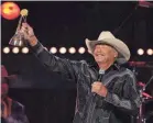  ?? GEORGE WALKER IV/USA TODAY NETWORK ?? Alan Jackson accepts the Willie Nelson Lifetime Achievemen­t Award on Wedneday after an all-star tribute.