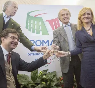  ?? LAPRESSE ?? Brindisi augurale per i vertici di Coni e Roma 2024: Pancalli, Malagò, Montezemol­o e la Bianchedi