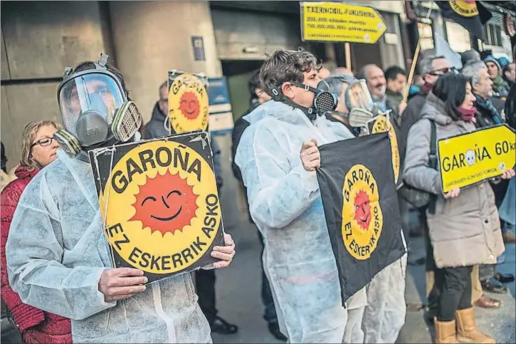  ?? MIGUEL TOÑA / EFE ?? Manifestac­ión en contra de la reapertura de la central el pasado 26 de enero en Bilbao