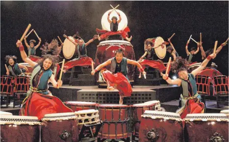  ?? FOTO: HIROSHI SEO ?? Voller Körpereins­atz: das Taiko-Ensemble Yamato lässt es krachen.
